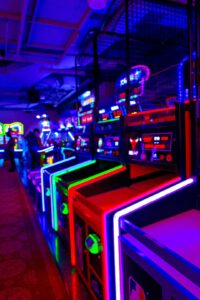 Lee más sobre el artículo El encanto eterno de las máquinas arcade: historia, tipos y cómo elegir la ideal
