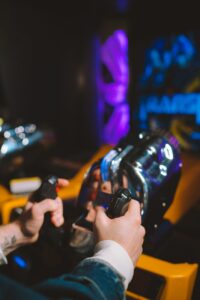 Lee más sobre el artículo El encanto eterno de las máquinas arcade: historia, tipos y cómo elegir la mejor para tu espacio