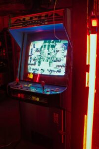 Lee más sobre el artículo El encanto eterno de las máquinas arcade: historia, tipos y cómo elegir la mejor para tu espacio