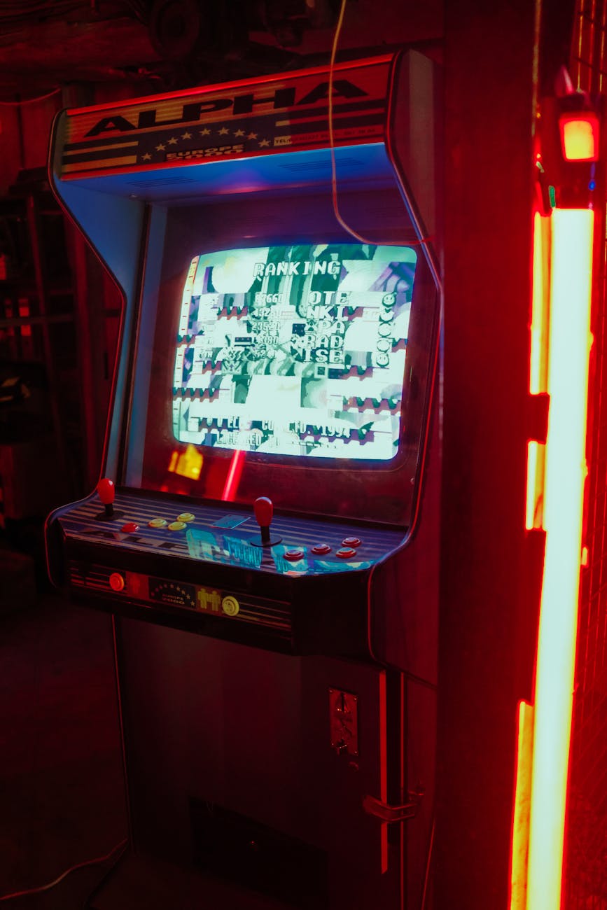 Lee más sobre el artículo El encanto eterno de las máquinas arcade: historia, tipos y cómo elegir la mejor para tu espacio
