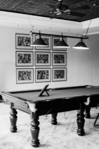 Lee más sobre el artículo Guía completa de billares: historia, tipos, materiales, cuidados y cómo elegir la mejor mesa