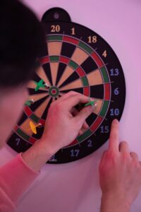 Lee más sobre el artículo Guía completa de dardos: técnicas, tipos, historia y consejos para mejorar