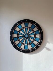 Lee más sobre el artículo Guía completa de dianas electrónicas para jugar a los dardos en casa: ventajas, tipos y cómo elegir la mejor