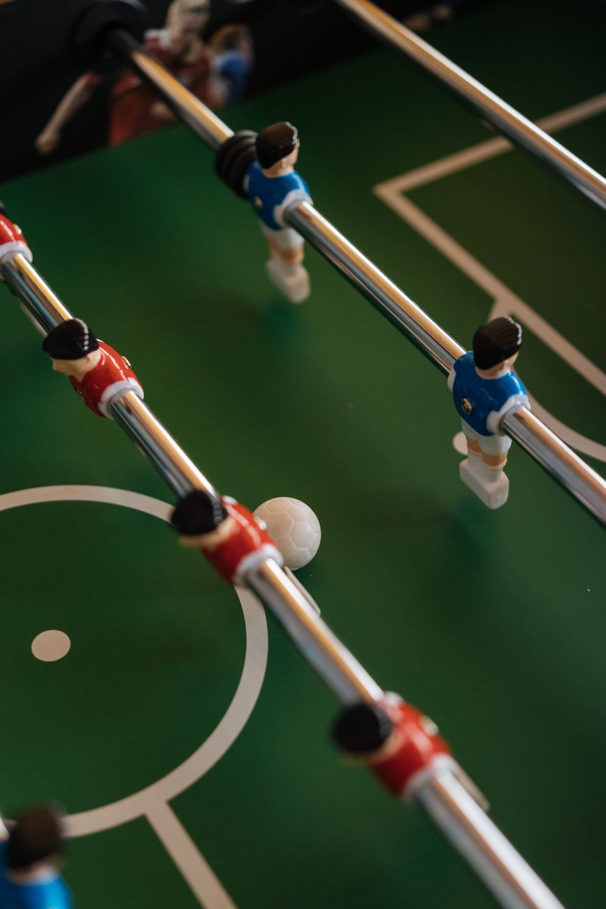 Lee más sobre el artículo Guía completa de futbolines: historia, tipos, mantenimiento y cómo elegir el mejor modelo