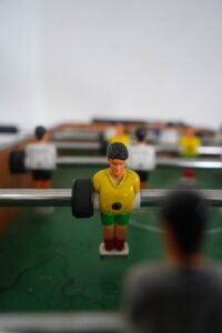 Lee más sobre el artículo Guía completa sobre futbolines: historia, tipos, materiales y cómo elegir el mejor