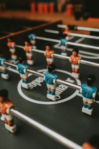 Lee más sobre el artículo Guía experta sobre futbolines: historia, tipos, mantenimiento y cómo elegir la mejor mesa