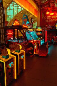 Lee más sobre el artículo Máquinas arcade: historia, tipos, consejos y tendencias del arcade retro
