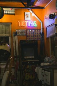 Lee más sobre el artículo Máquinas arcade: historia, tipos, juegos y cómo elegir la mejor para casa o negocio