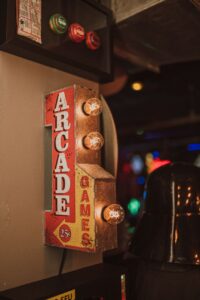 Lee más sobre el artículo Máquinas arcade: historia, tipos y cómo elegir la mejor para tu hogar o negocio