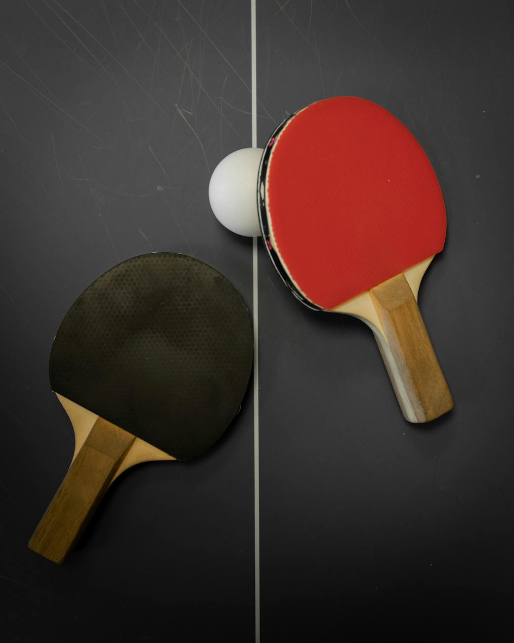 Lee más sobre el artículo Mesas de aire vs mesas de ping pong: cómo elegir la mejor mesa recreativa para tu espacio y nivel