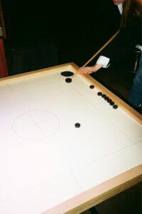 Lee más sobre el artículo Mesas de aire vs mesas de ping pong: guía experta para elegir la mejor mesa recreativa