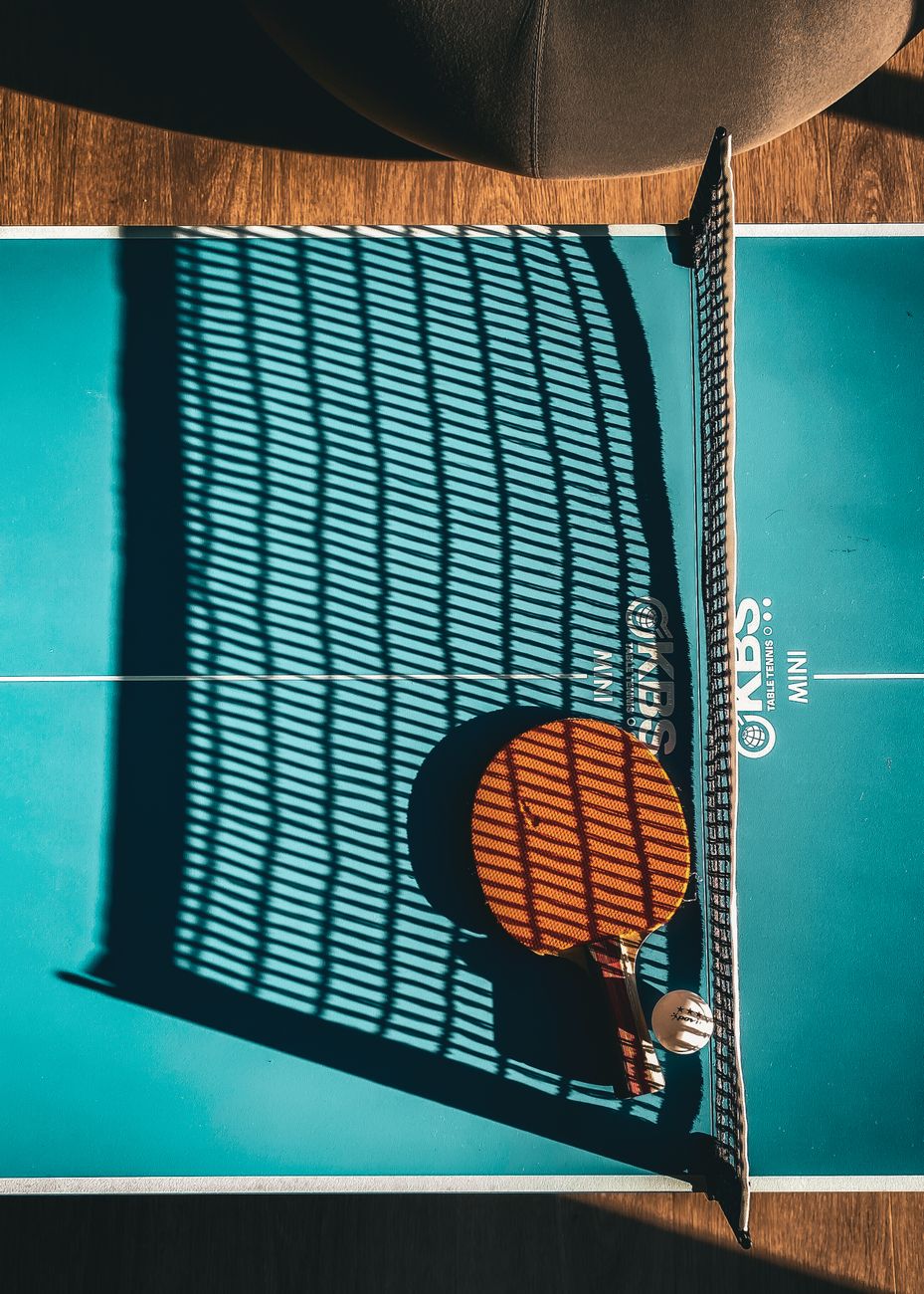 Lee más sobre el artículo Mesas de aire vs mesas de ping pong: guía experta para elegir la mejor mesa recreativa